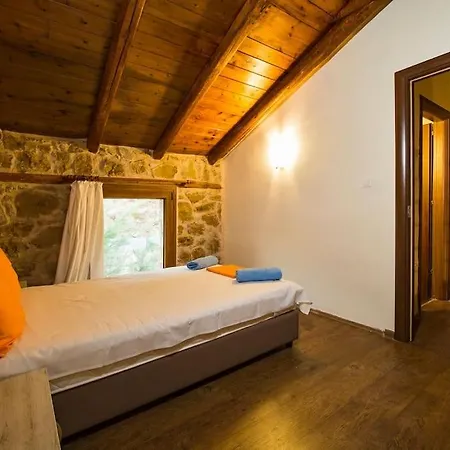 Petrini Spiti Pyrgadikia