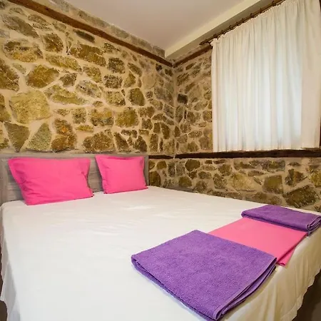 فيلة Petrini Spiti *