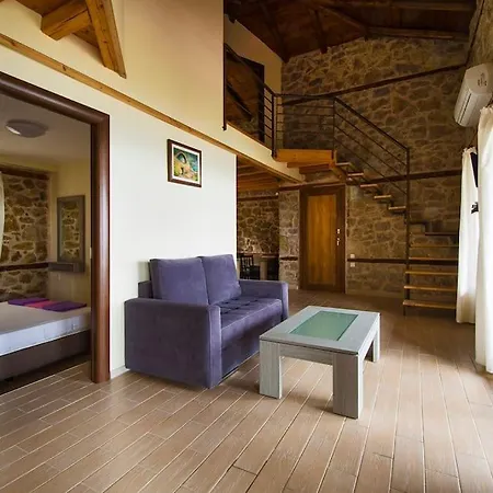 Petrini Spiti * Pyrgadikia