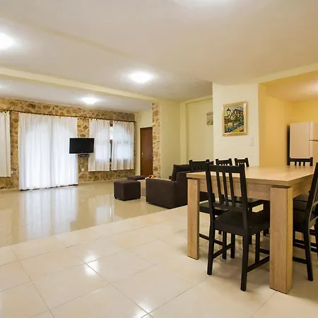 Petrini Spiti * Pyrgadikia