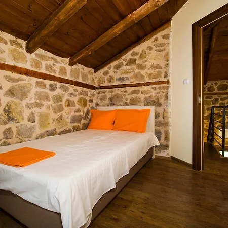 Petrini Spiti * Pyrgadikia